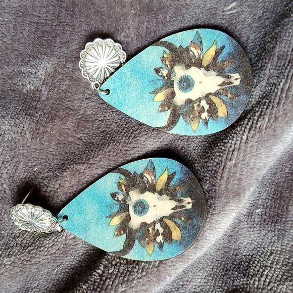 Cowskull Native American wooden Earrings - Picture 4 of 4